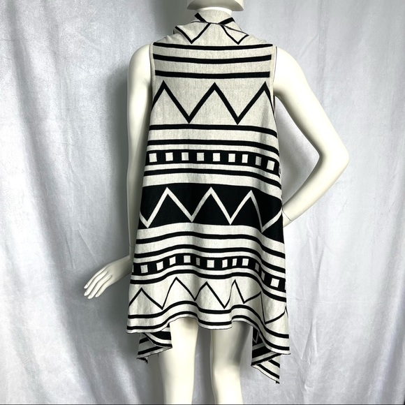 Knit Sleeveless Asymmetric Open Front Cardigan - Picture 2 of 6